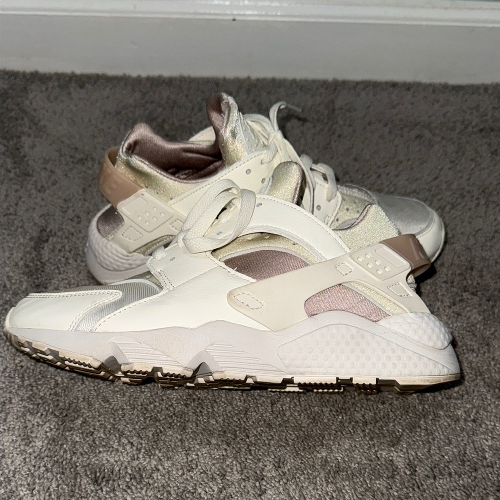 Nike Women's Sneakers in Cream and Tan